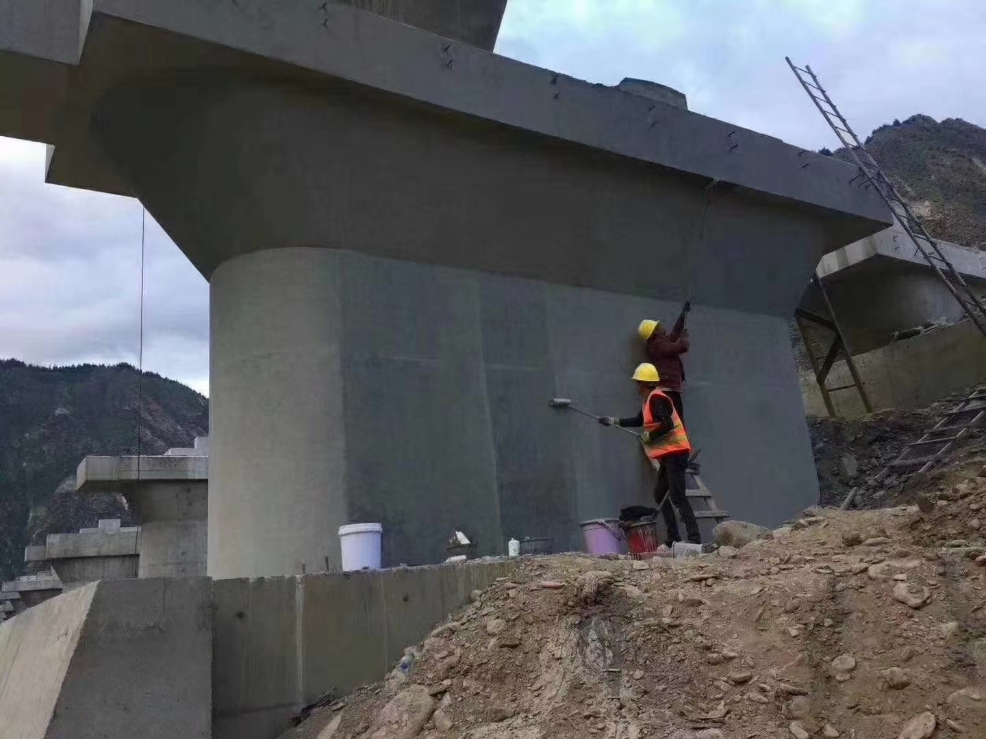 洋浦经济开发区墩柱混凝土裂纹缺陷修补